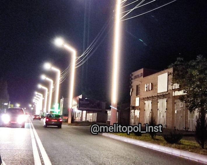 В Мелитополе вдоль автомагистрали появилась эффектная подсветка (фото)