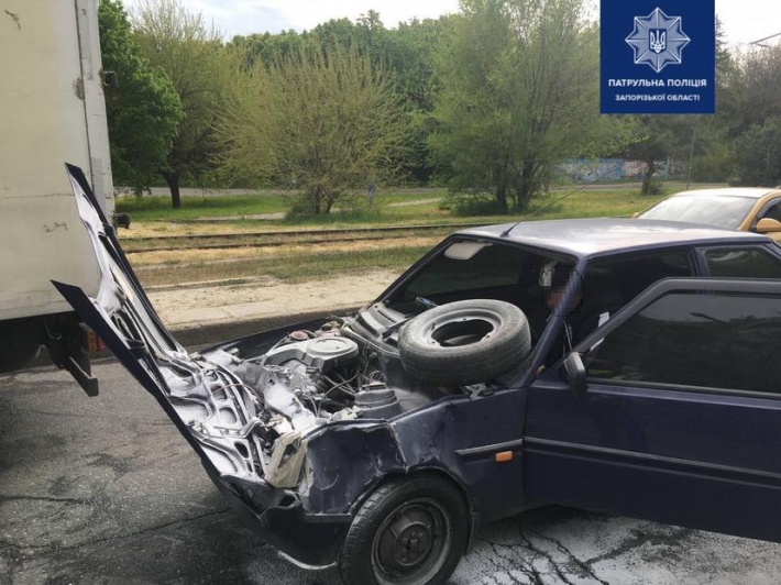 В Запорожье произошло серьезное ДТП между ЗАЗ и Renault logan (фото)