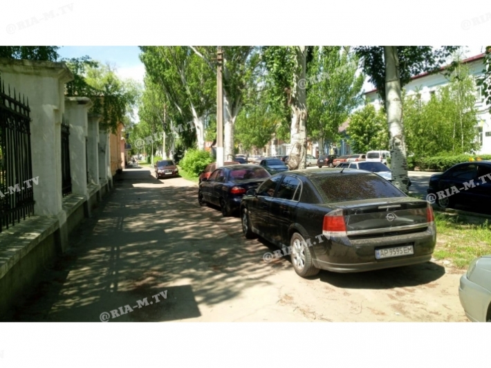 Как в Мелитополе под носом у полиции водители паркуются (фото)