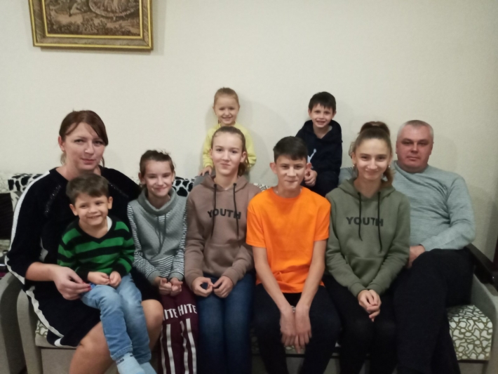 Что такое приготовить на 9 человек и убрать 9-комнатную квартиру - семья Максименко рассказала о многодетных буднях