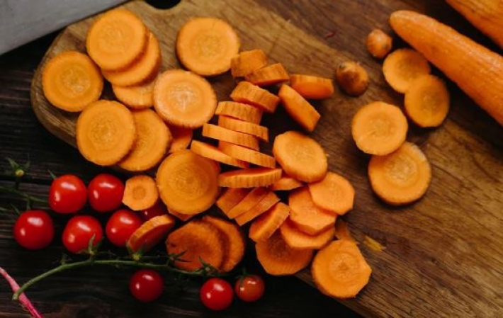 Фахівці розповіли, чому курцям краще уникати вживання томатів та моркви