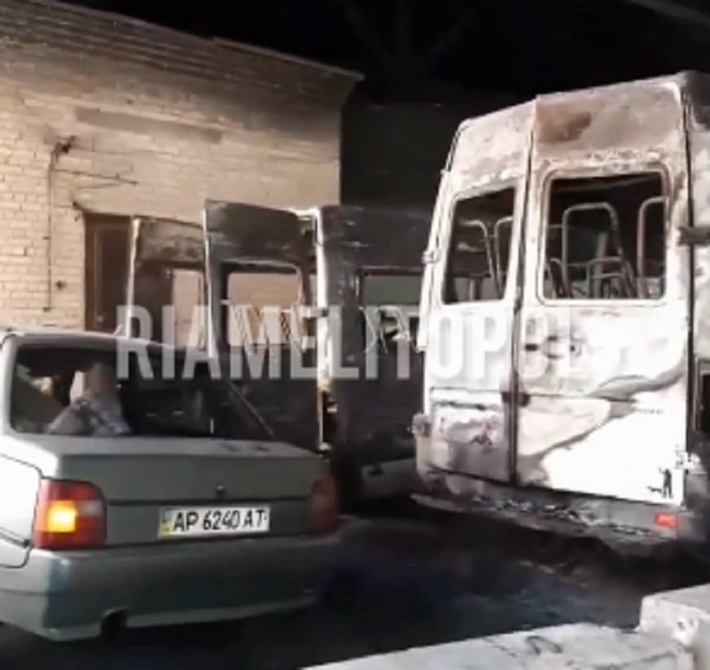 Остались только каркасы - в Мелитополе сгорели две маршрутки (видео)