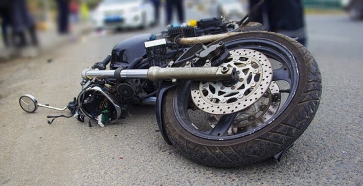 В Запорожье серьезно пострадал при падении водитель скутера
