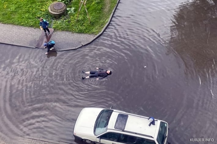 Фото дня: в Беларуси ребенок после дождя устроил в луже "заплыв"