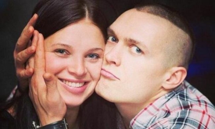 Усик поразил украинцев снимком жены в сеточке вместо платья: 