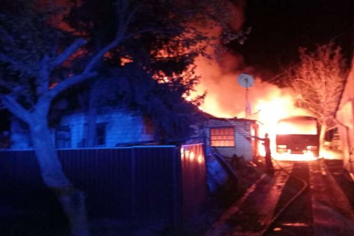 Под Днепром полностью сгорели дом и автобус: пожар тушили больше двух часов (Фото)