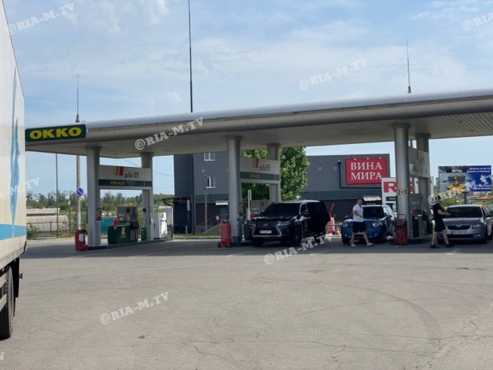 В Мелитополе на некоторых АЗС остановили продажу топлива (фото)