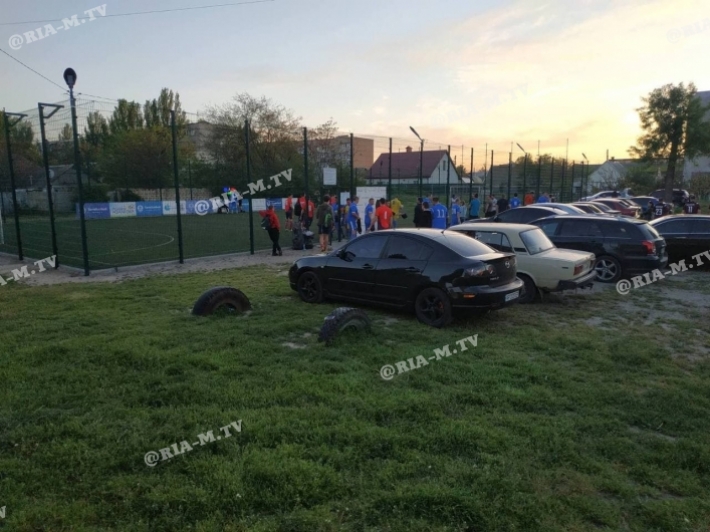 В Мелитополе спортсмены устроили автостоянку во дворе школы (фото)