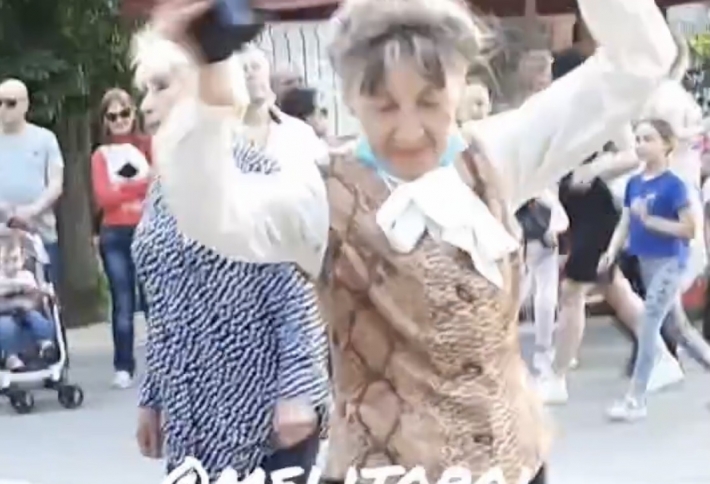 В Мелитополе в парке пенсионеры устроили дискотеку (видео)