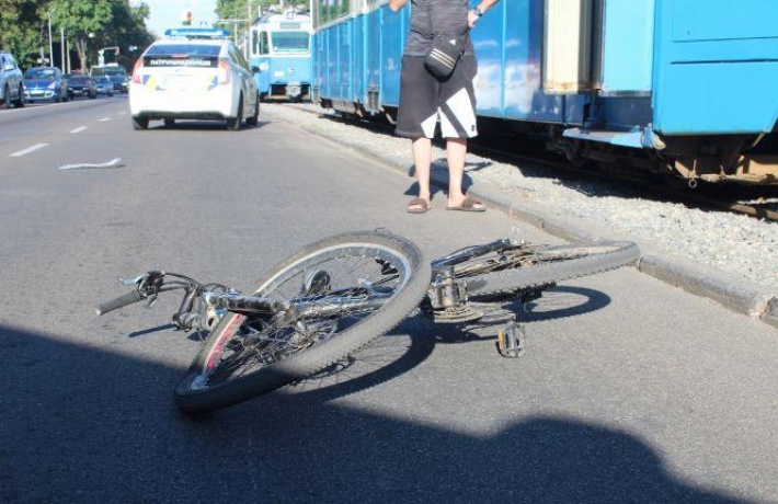 В Запорожье легковушка сбила ребенка на велосипеде