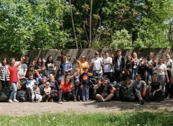 В Мелитополе активисты вывезли 25 мешков мусора из зеленой зоны
