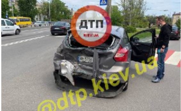 В Киеве грузовик на скорости "смял" легковушку: фото с места серьезного ДТП