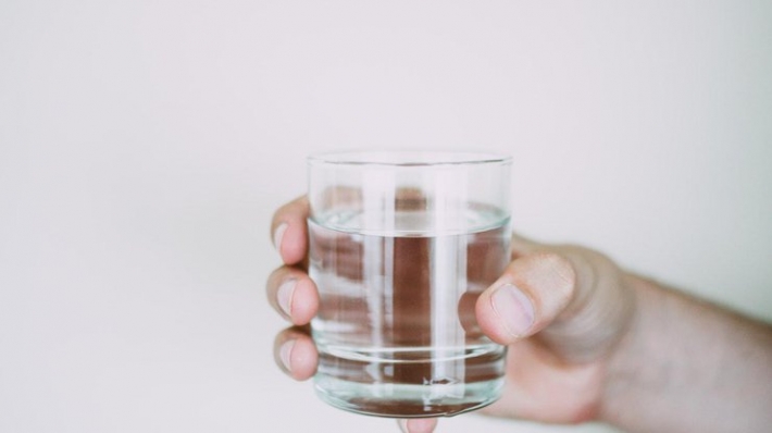 Почему опасно пить воду без жажды