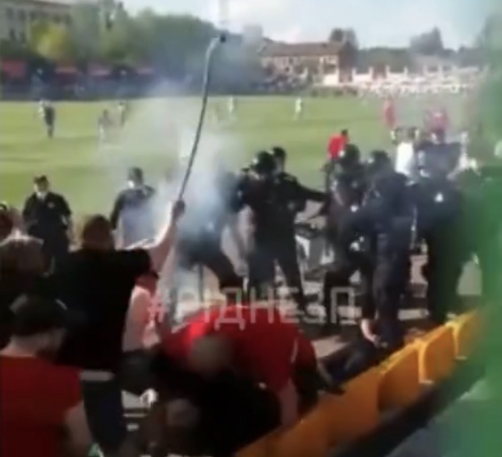 Запорожские футбольные фанаты пытались расправиться с судьей (видео)