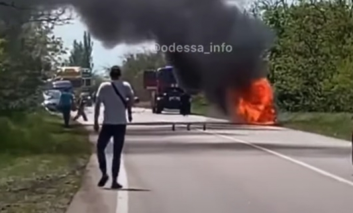 На трассе Одесса-Николаев мощный пожар уничтожил авто - поднялся столб огня и дыма: видео