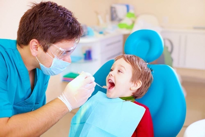 Что может случиться, если не лечить молочные зубы, рассказала стоматолог