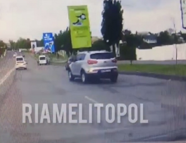 Женщина, выпавшая из маршрутки в Мелитополе, чудом не попала под Ланос (видео)