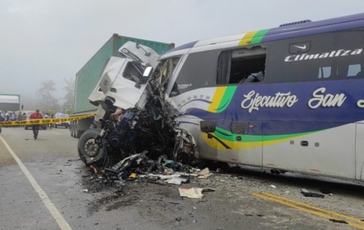 В Эквадоре автобус столкнулся с грузовиком, девять жертв (видео)