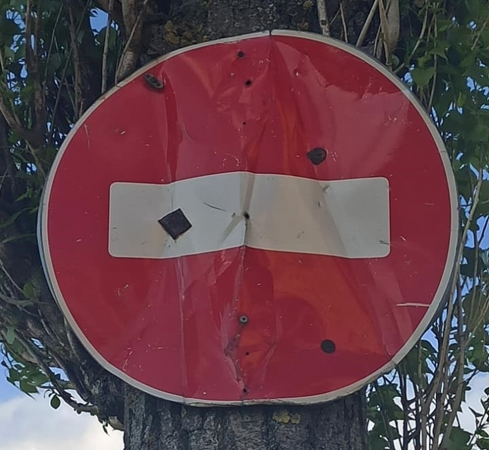 В Мелитополе демонтируют дорожный знак, прибитый к дереву (фото)