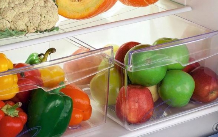 Не для овочів і фруктів: для чого потрібні нижні ящики в холодильнику