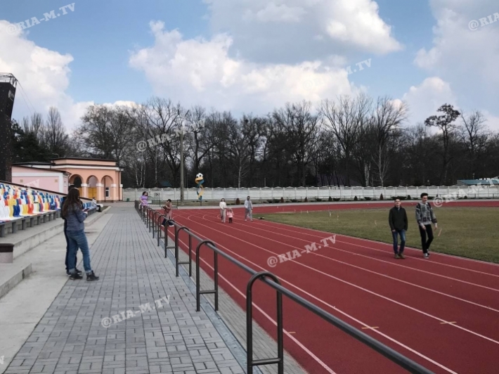 Жители Мелитополя пожаловались на мусор на стадионе 