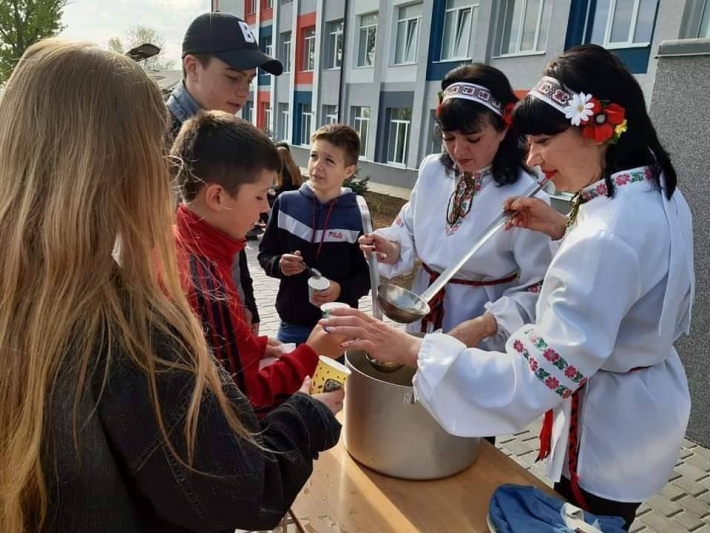 Черешневые вкусняшки и полезный чай – как в школе Мелитополя здоровое питание детям прививают (фото)