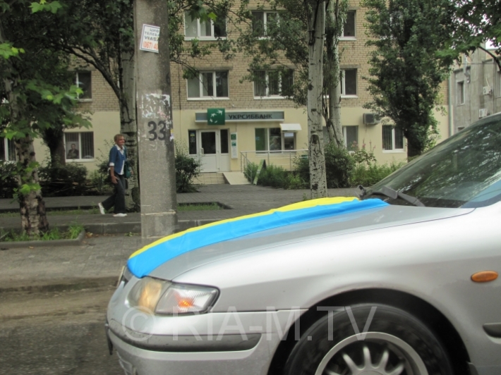 По Мелитополю проехали десятки машин с флагами Украины и крымских татар (видео)