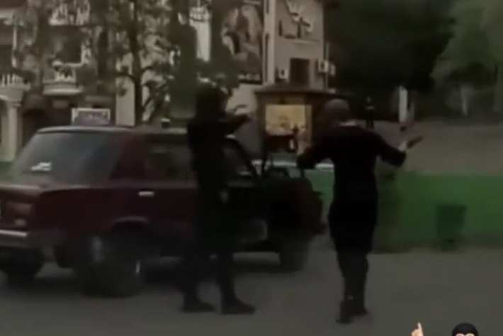 В Мелитополе на парковке два парня "зажигали" по полной (видео)