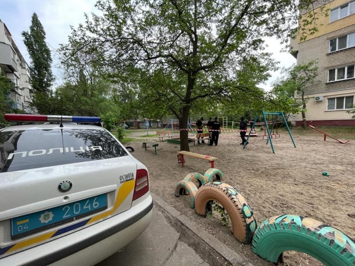 На Донбассе прогремел взрыв на детской площадке - пострадала девочка: фото