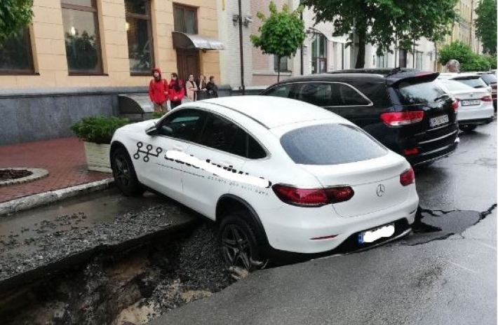 В Киеве после мощного ливня обрушился асфальт - в яму провалилось авто: фото