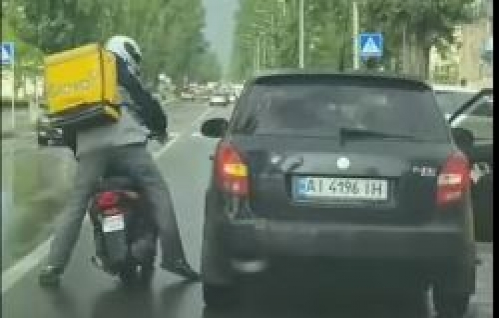 Разговор был кратким: в Киеве водители устроили "дикие" разборки на дороге, видео