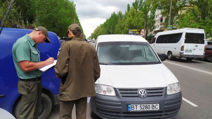 В Мелитополе водителей, устроивших парковку в два ряда, ждал неприятный сюрприз (фото, видео)