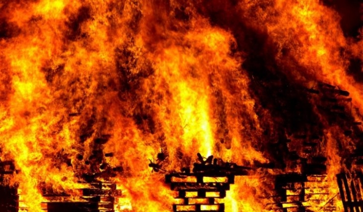 ​В России мощный пожар охватил целый поселок, горят десятки домов: "апокалиптическое" видео