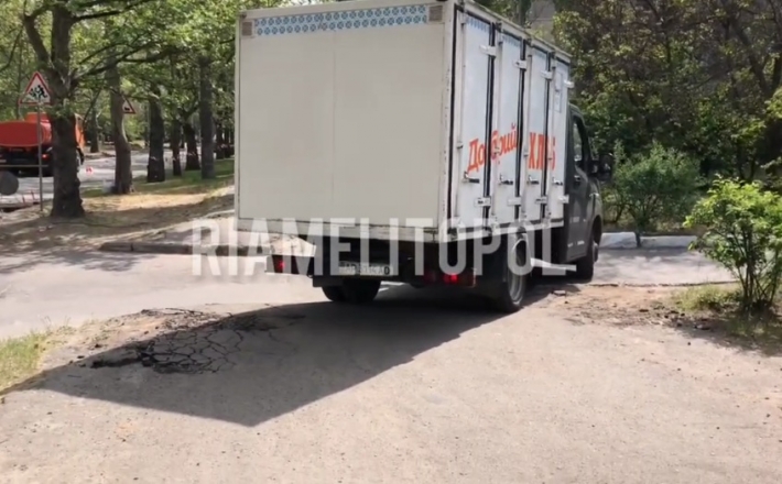 Из-за ремонта дороги в Мелитополе грузовики устраивают ралли по тротуарам (видео)