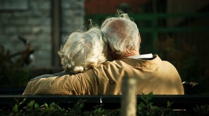 Пара прожила в браке 73 года, но рассталась на год из-за пандемии - видео их встречи трогает до слез