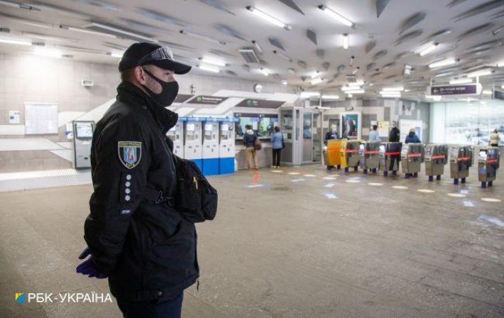 В метро Киева вандалы растрощили аппараты, которые могут спасти пассажирам жизнь (фото)