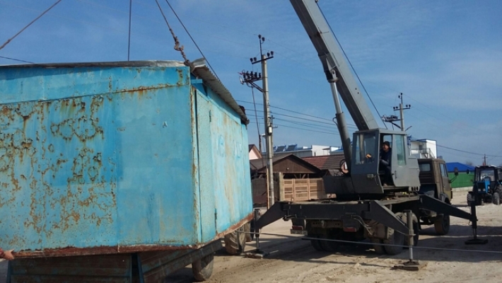 Киоски, которые демонтируют в Мелитополе, обнаружили на пляже в Кирилловке (видео)