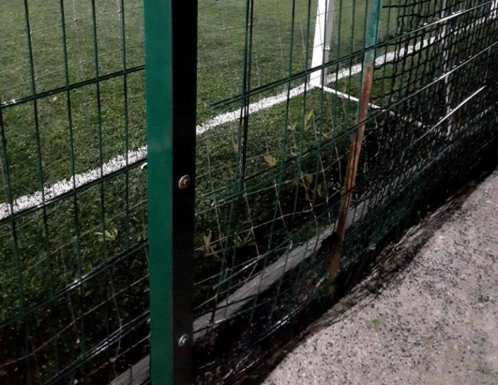 В Запорожской области вандалы изувечили школьный стадион (фото)