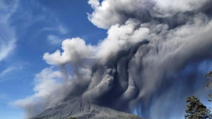 В Индонезии началось зрелищное извержение вулкана (видео)