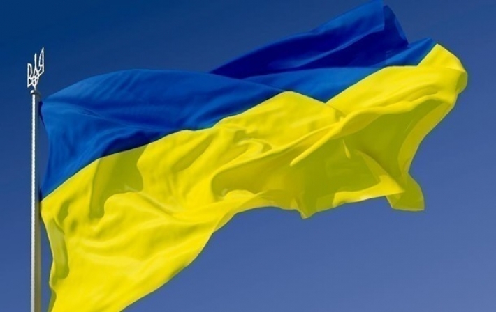 В Киеве мужчина сорвал украинский флаг и попал на видео: теперь его ищут