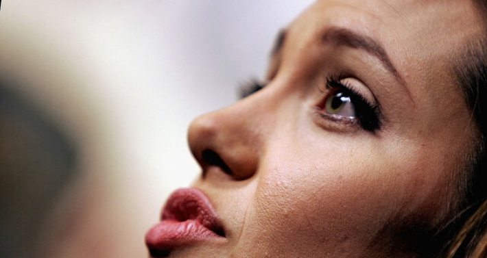 Тело Анджелины Джоли покрыли пчелы: что произошло (видео)