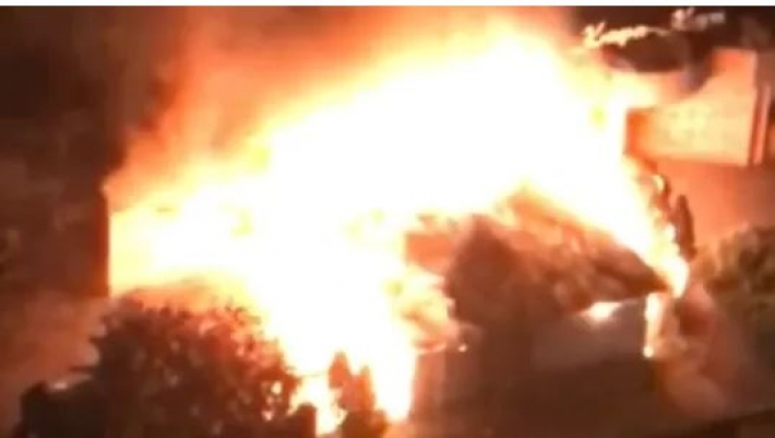 В Киеве вспыхнул масштабный пожар в кафе. Видео