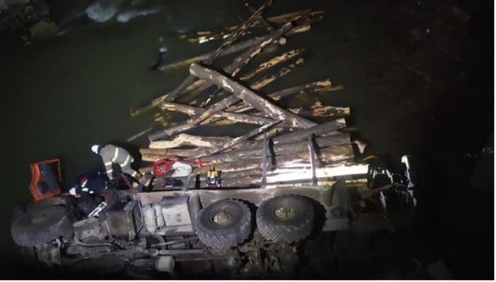 Под Ивано-Франковском с моста в реку упал лесовоз, есть погибшие: фото