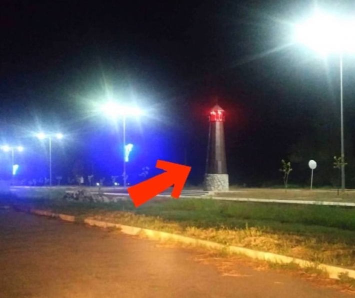 В Кириллловке установили маяк в нестандартном месте (фото)