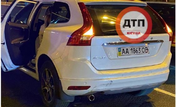 В центре Киева мотоциклист влетел в авто: фото аварии