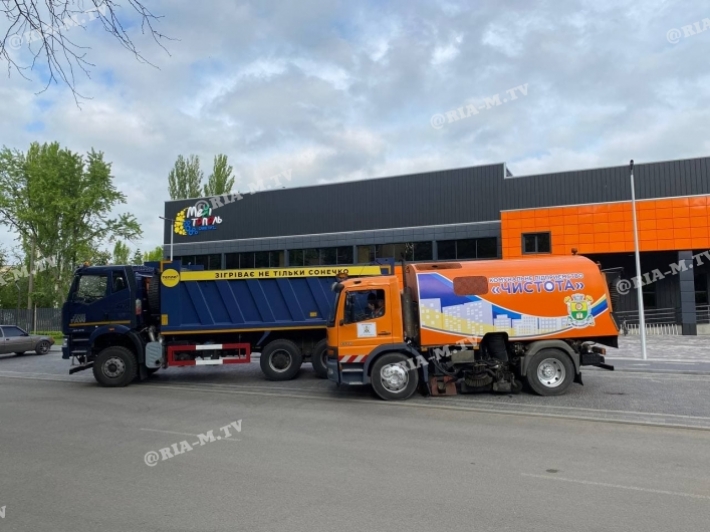 В Мелитополе дороги моют и чистят новой машиной из Германии (фото, видео)