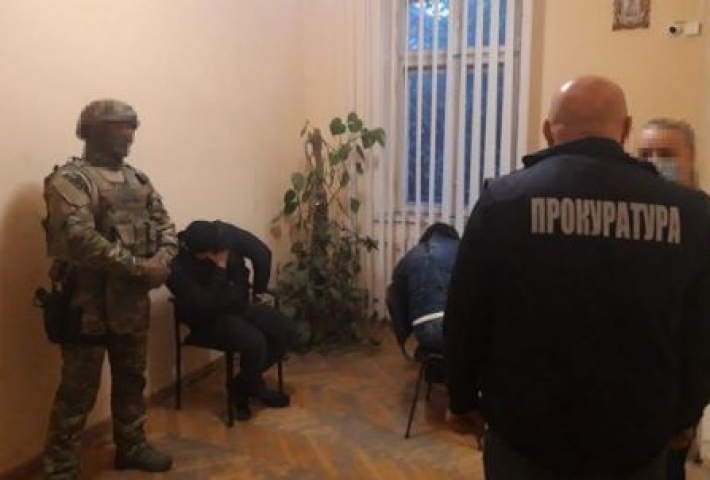 Продавали наркотики и подделывали дела: во Львове разоблачили группу нечистых на руку полицейских