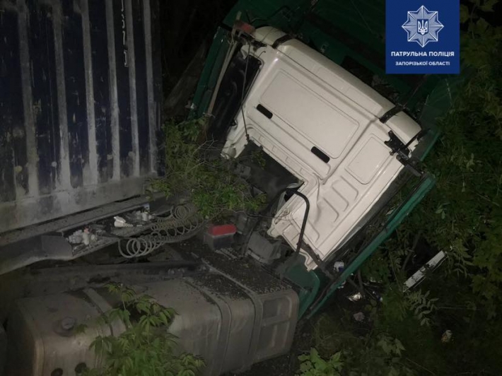 В Запорожской области на трассе столкнулись два грузовика (фото)