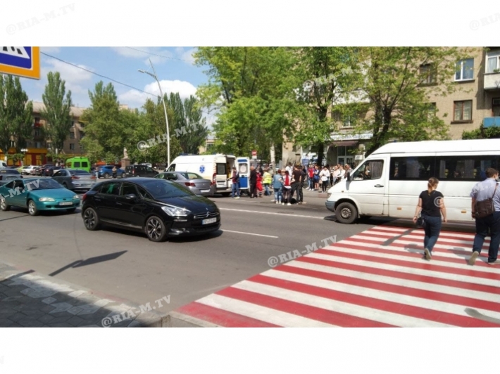В центре Мелитополя на пешеходном переходе сбили девушку (фото, видео)