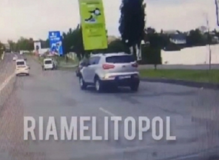В Мелитополе установили водителя маршрутки, который потерял пассажирку на ходу (видео)